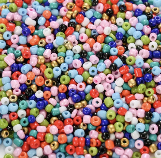 Små Multifarvede perler i glas